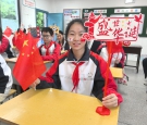 身影遇上国旗，这抹红最动人 ——小官庄镇中心初中开展 “我和国旗合个影” 主题活动 ...
