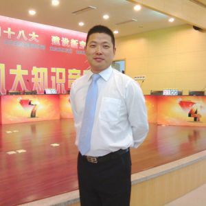 贺君龙